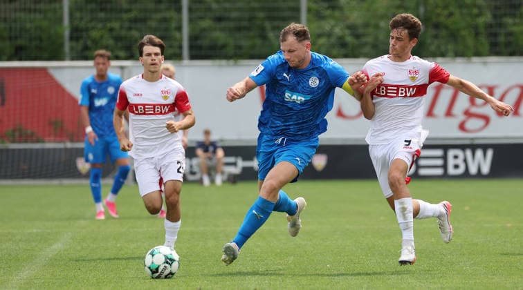 2026.08.01, Deutschland, Stuttgart, Fußball VfB Stuttgart II vs. FC Astoria Walldorf, v.l. Neno Zezelj (VfB), Roman Hauk (Walldorf), Lauri Penna (VfB) *** August 1, 2026, Germany, Stuttgart, Soccer: VfB Stuttgart II vs. FC Astoria Walldorf; from left: Neno Zezelj (VfB), Roman Hauk (Walldorf), Lauri Penna (VfB)