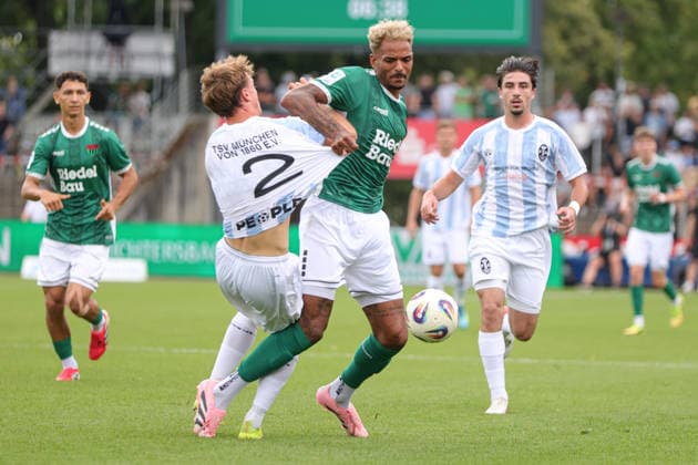 01.08.2026, Herren, Fussball, Saison 2026 2027, Regionalliga Bayern, 2. Spieltag: 1. FC Schweinfurt 1905 - TSV 1860 München Von links: Julian Bell (TSV 1860 München, 02) gegen Mike Dellinger (FC Schweinfurt 05, 10) Schweinfurt Riedel-Bau-Arena im Sachs-Stadio Bayern Unterfranken Deutschland *** August 1, 2026, Men s Soccer, 2026–2027 Season, Bavarian Regional League, Matchday 2: 1 FC Schweinfurt 1905 vs. TSV 1860 Munich. From left: Julian Bell (TSV 1860 Munich, No. 02) against Mike Dellinger (FC Schweinfurt 05, No. 10). Schweinfurt, Riedel Bau Arena at Sachs Stadio, Bavaria, Lower Franconia, Germany
