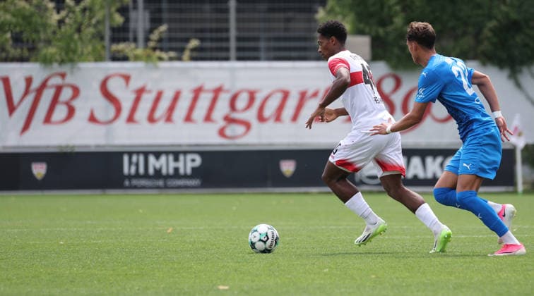 2026.08.01, Deutschland, Stuttgart, Fußball VfB Stuttgart II vs. FC Astoria Walldorf, v.l. Peter Wolfgang Reinhardt (VfB), Karlo Kuranyi (Walldorf) *** August 1, 2026, Germany, Stuttgart, Soccer: VfB Stuttgart II vs. FC Astoria Walldorf; from left: Peter Wolfgang Reinhardt (VfB), Karlo Kuranyi (Walldorf)