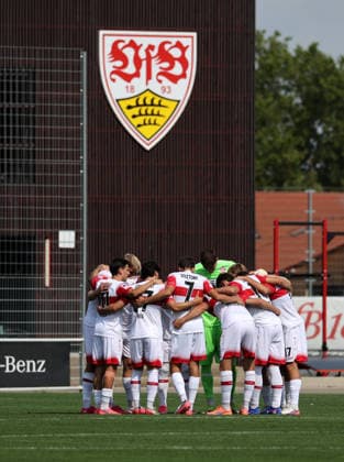 2026.08.01, Deutschland, Stuttgart, Fußball VfB Stuttgart II vs. FC Astoria Walldorf, die Spieler bilden einen Kreis vor Spielbeginn *** August 1, 2026, Germany, Stuttgart, Soccer: VfB Stuttgart II vs. FC Astoria Walldorf; the players form a circle before the game begins