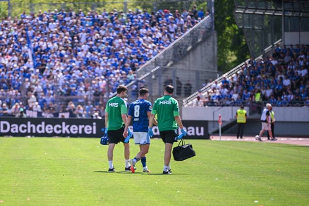 01.08.2026, Fussball, Saison 2026 2027, Testspiel, KSV Hessen Kassel - FC Schalke 04, Robin Gosens (FC Schalke 04) wird verletzt ausgewechselt, xRHR-FOTO YYx *** August 1, 2026, Soccer, 2026–2027 Season, Friendly Match, KSV Hessen Kassel vs. FC Schalke 04, Robin Gosens of FC Schalke 04 is substituted due to injury, xRHR PHOTO YYx Copyright: KROEGER RHR-FOTOx RHR-FOTO YY