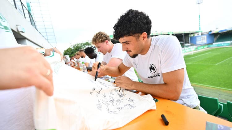 01.08.2026 - SpVgg Greuther Fürth Fuerth - Mannschaftsvorstellung Saisoneröffnung 2026 2027 - - xwoxzix - Autogrammstunde - Mehmet Avlayici (44, SpVgg Greuther Fürth ) *** August 1, 2026 SpVgg Greuther Fürth Fürth Team Presentation 2026–2027 Season Opener xwoxzix Autograph Session with Mehmet Avlayici 44, SpVgg Greuther Fürth