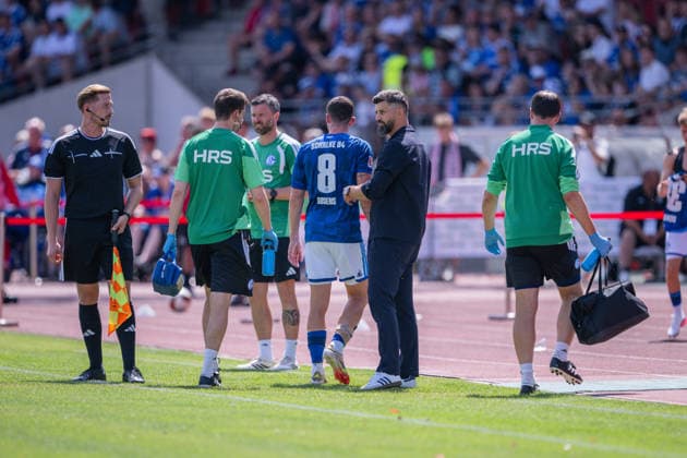 01.08.2026, Fussball, Saison 2026 2027, Testspiel, KSV Hessen Kassel - FC Schalke 04, Robin Gosens (FC Schalke 04) wird verletzt ausgewechselt, Trainer Miron Muslic (FC Schalke 04) xRHR-FOTO YYx *** August 1, 2026, Soccer, 2026–2027 season, Friendly match, KSV Hessen Kassel vs. FC Schalke 04, Robin Gosens of FC Schalke 04 is substituted due to injury, Coach Miron Muslic, FC Schalke 04 xRHR PHOTO YYx Copyright: KROEGER RHR-FOTOx RHR-FOTO YY