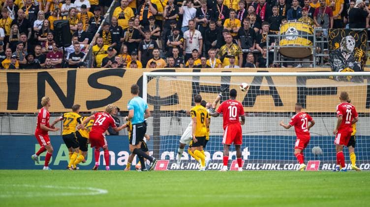 Fußball, Herren, Saison 2026 2027, Testspiel, Dynamo Dresden - 1. FC Union Berlin, Tom Rothe (1. FC Union Berlin) erzielt das Tor zum 0:1 gegen Torwart Tim Schreiber (Dynamo Dresden), 01.08. 2026, *** Soccer, Men s, 2026–2027 Season, Friendly Match, Dynamo Dresden vs. 1. FC Union Berlin, Tom Rothe of 1. FC Union Berlin scores the goal to make it 0–1 against Dynamo Dresden goalkeeper Tim Schreiber, August 1, 2026, Copyright: xMatthiasxKochx