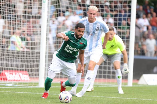 01.08.2026, Herren, Fussball, Saison 2026 2027, Regionalliga Bayern, 2. Spieltag: 1. FC Schweinfurt 1905 - TSV 1860 München Von links: Jason Prodanovic (FC Schweinfurt 05, 17) gegen Lasse Faßmann (1860 München, 33) Schweinfurt Riedel-Bau-Arena im Sachs-Stadio Bayern Unterfranken Deutschland *** August 1, 2026, Men s, Soccer, 2026–2027 season, Bavarian Regional League, Matchday 2: 1 FC Schweinfurt 1905 vs. TSV 1860 Munich. From left: Jason Prodanovic (FC Schweinfurt 05, No. 17) against Lasse Faßmann (1860 Munich), 33 Schweinfurt Riedel Bau Arena at Sachs Stadio, Bavaria, Lower Franconia, Germany