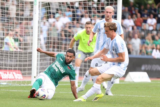 01.08.2026, Herren, Fussball, Saison 2026 2027, Regionalliga Bayern, 2. Spieltag: 1. FC Schweinfurt 1905 - TSV 1860 München Von links: Jason Prodanovic (FC Schweinfurt 05, 17) vor Julian Bell (TSV 1860 München, 02) Schweinfurt Riedel-Bau-Arena im Sachs-Stadio Bayern Unterfranken Deutschland *** August 1, 2026, Men s, Soccer, 2026–2027 Season, Bavarian Regional League, Matchday 2: 1 FC Schweinfurt 1905 vs. TSV 1860 Munich. From left: Jason Prodanovic (FC Schweinfurt 05), No. 17, in front of Julian Bell (TSV 1860 Munich), 02 Schweinfurt Riedel Bau Arena at Sachs Stadio, Bavaria, Lower Franconia, Germany