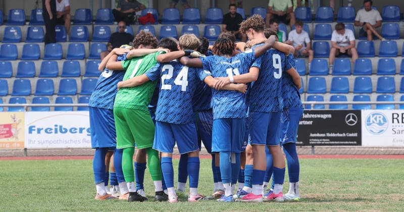 Freiberg , Fußball U19 DFB Pokal Junioren SGV Heilbronn-Freiberg vs. VfL Wolfsburg , Freiberger Mannschaft macht vor dem Spiel einen Kreis *** Freiberg, U19 Soccer, DFB Junior Cup: SGV Heilbronn Freiberg vs. VfL Wolfsburg; the Freiberg team forms a circle before the game