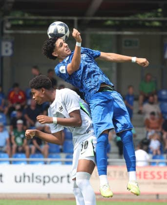 Freiberg , Fußball U19 DFB Pokal Junioren SGV Heilbronn-Freiberg vs. VfL Wolfsburg , vonoben: Gianluva Maazola( SGV ) Keeron Danioko ( Wolfsburg ) *** Freiberg, U19 Soccer, DFB Junior Cup: SGV Heilbronn Freiberg vs. VfL Wolfsburg; from top: Gianluva Maazola (SGV), Keeron Danioko (Wolfsburg)