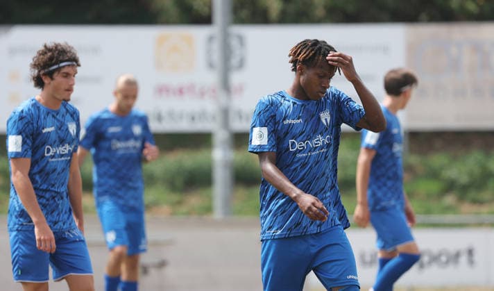 Freiberg , Fußball U19 DFB Pokal Junioren SGV Heilbronn-Freiberg vs. VfL Wolfsburg , rechts : Felix Paulino Valdez ( SGV ) *** Freiberg, U19 Soccer, DFB Junior Cup: SGV Heilbronn Freiberg vs. VfL Wolfsburg; on the right, Felix Paulino Valdez of SGV