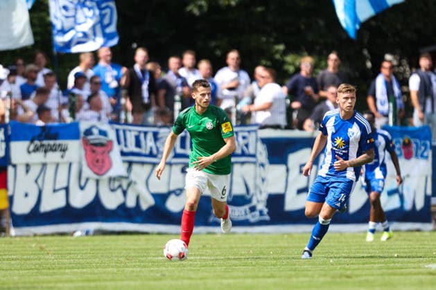 01.08.2026, Fussball, Herren, Regionalliga Nord, 1. Spieltag, HSC Hannover - BSV Kickers Emden Luc Ihorst (blau 14 BSV Kickers Emden) im Zweikampf mit Leander Baar (6 HSC Hannover) *** August 1, 2026, Soccer, Men s, Regionalliga Nord, Matchday 1, HSC Hannover vs. BSV Kickers Emden: Luc Ihorst (blue, No. 14) of BSV Kickers Emden battles for the ball with Leander Baar (No. 6) of HSC Hannover