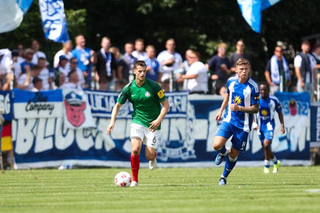 01.08.2026, Fussball, Herren, Regionalliga Nord, 1. Spieltag, HSC Hannover - BSV Kickers Emden Luc Ihorst (blau 14 BSV Kickers Emden) im Zweikampf mit Leander Baar (6 HSC Hannover) *** August 1, 2026, Soccer, Men s, Regionalliga Nord, Matchday 1, HSC Hannover vs. BSV Kickers Emden: Luc Ihorst (blue, No. 14) of BSV Kickers Emden battles for the ball with Leander Baar (No. 6) of HSC Hannover