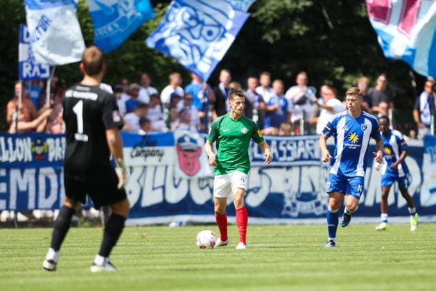 01.08.2026, Fussball, Herren, Regionalliga Nord, 1. Spieltag, HSC Hannover - BSV Kickers Emden Luc Ihorst (blau 14 BSV Kickers Emden) im Zweikampf mit Leander Baar (6 HSC Hannover) *** August 1, 2026, Soccer, Men s, Regionalliga Nord, Matchday 1, HSC Hannover vs. BSV Kickers Emden: Luc Ihorst (blue, No. 14) of BSV Kickers Emden battles for the ball with Leander Baar (No. 6) of HSC Hannover