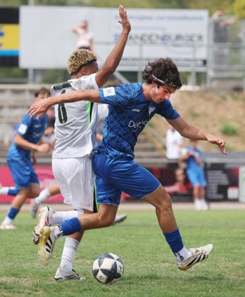 Freiberg , Fußball U19 DFB Pokal Junioren SGV Heilbronn-Freiberg vs. VfL Wolfsburg , rechts: Ilias Belca ( SGV ) *** Freiberg, U19 Soccer, DFB Junior Cup: SGV Heilbronn Freiberg vs. VfL Wolfsburg; on the right, Ilias Belca (SGV)