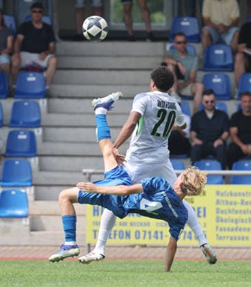 Freiberg , Fußball U19 DFB Pokal Junioren SGV Heilbronn-Freiberg vs. VfL Wolfsburg , von vorne: Joel Sommer ( SGV ) Isaiah Seretis ( Wolfs ) *** Freiberg, U19 Soccer, DFB Junior Cup: SGV Heilbronn Freiberg vs. VfL Wolfsburg, from the front: Joel Sommer (SGV), Isaiah Seretis (Wolfs)