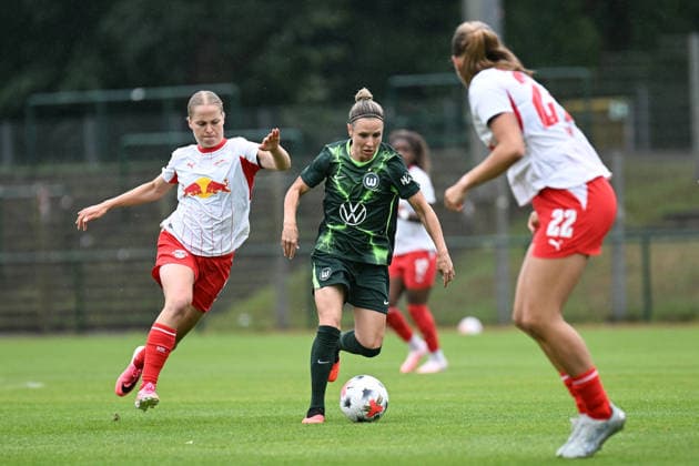 Fußball I Frauen I Saison 2026-2027 I Freundschaftsspiel I RB Leipzig - VfL Wolfsburg I 01.08.2026 Emilia Asgeirsdottir (8, Rasenballsport Leipzig) attackiert Svenja Huth (10, VfL Wolfsburg), die den Ball führt Markranstädt Rasenplatz, Stadion am Bad Großfeld, Am Stadtbad 30 Sachsen Deutschland *** Soccer I Women s I 2026–2027 Season I Friendly Match I RB Leipzig vs. VfL Wolfsburg I August 1, 2026 Emilia Asgeirsdottir 8, Rasenballsport Leipzig attacks Svenja Huth 10, VfL Wolfsburg, who is dribbling the ball; Markranstädt Grass Field, Stadion am Bad Großfeld, Am Stadtbad 30, Saxony, Germany Copyright: xLobeca InesxHähnelx