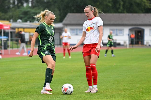 Fußball I Frauen I Saison 2026-2027 I Freundschaftsspiel I RB Leipzig - VfL Wolfsburg I 01.08.2026 Anny Kerim-Lindland (38, VfL Wolfsburg), Nikoline Dudek (24, Rasenballsport Leipzig) Markranstädt Rasenplatz, Stadion am Bad Großfeld, Am Stadtbad 30 Sachsen Deutschland *** Soccer I Women s I 2026–2027 Season I Friendly Match I RB Leipzig vs. VfL Wolfsburg I August 1, 2026 Anny Kerim Lindland 38, VfL Wolfsburg, Nikoline Dudek 24, Rasenballsport Leipzig Markranstädt Grass Field, Stadion am Bad Großfeld, Am Stadtbad 30, Saxony, Germany Copyright: xLobeca InesxHähnelx