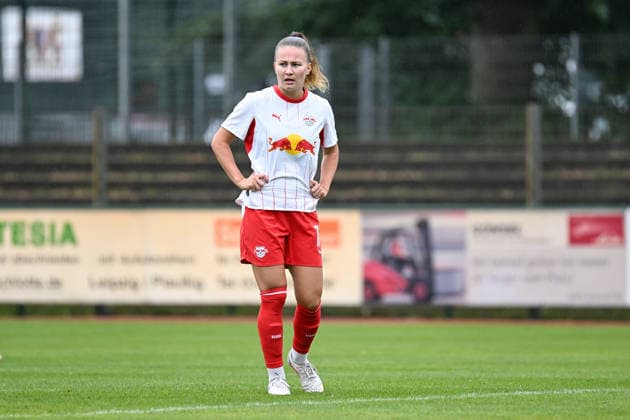 Fußball I Frauen I Saison 2026-2027 I Freundschaftsspiel I RB Leipzig - VfL Wolfsburg I 01.08.2026 Annabel Schasching (16, Rasenballsport Leipzig) Freisteller, Nahaufnahme, Porträt, Portrait, Einzelfoto, Einzelbild, Körper Markranstädt Rasenplatz, Stadion am Bad Großfeld, Am Stadtbad 30 Sachsen Deutschland *** Soccer I Women’s I 2026–2027 Season I Friendly Match I RB Leipzig vs. VfL Wolfsburg I August 1, 2026 Annabel Schasching 16, Rasenballsport Leipzig Cutout, Close-up, Portrait, Single photo, single image, body Markranstädt grass field, Stadion am Bad Großfeld, Am Stadtbad 30 Saxony, Germany Copyright: xLobeca InesxHähnelx