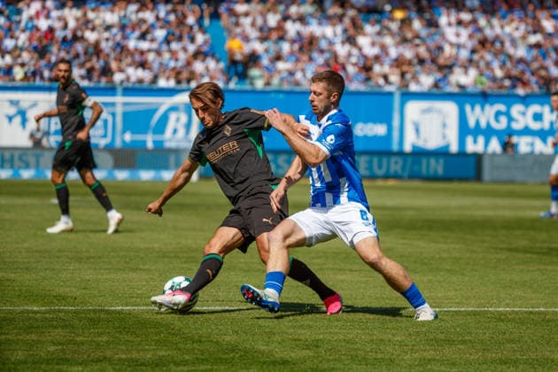 links Florian Neuhaus (Gladbach) gegen Jonas Dirkner (Rostock) ; GER, FC Hansa Rostock vs. Borussia Mönchengladbach, Fußball, Männer, Testspiel, Spielzeit 2026 2027, 01.08.2026 Rostock Ostseestadion Mecklenburg - Vorpommern Deutschland *** Left: Florian Neuhaus (Gladbach) vs. Jonas Dirkner (Rostock), GER; FC Hansa Rostock vs. Borussia Mönchengladbach; Soccer; Men; Friendly; 2026–2027 Season; August 1, 2026; Rostock Ostseestadion, Mecklenburg-Western Pomerania, Germany