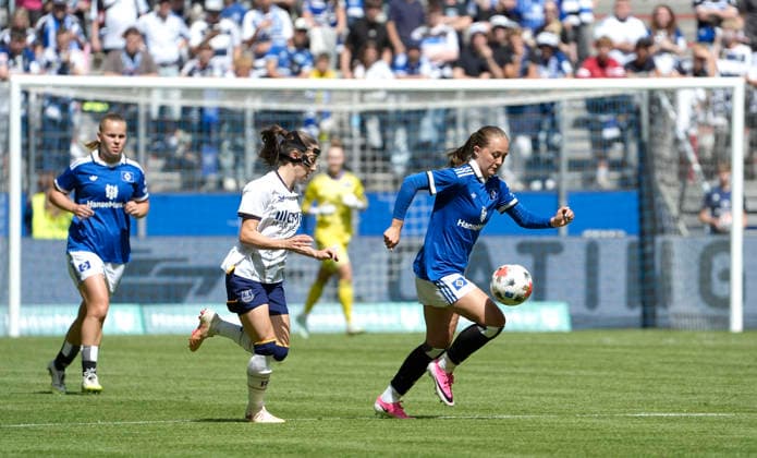 Foto : Clare Wheeler ( Everton ) gegen Camilla LINBERG (HSV) HSV Saisoneröffnung am Sa. 01.08.2026 Fussball Testspiel der Damen Hamburger SV - FC Everton *** Photo: Clare Wheeler, Everton vs. Camilla LINBERG, HSV. HSV Season Opener on Sat, Aug. 1, 2026. Women s Soccer Friendly Match: Hamburger SV vs. Everton FC