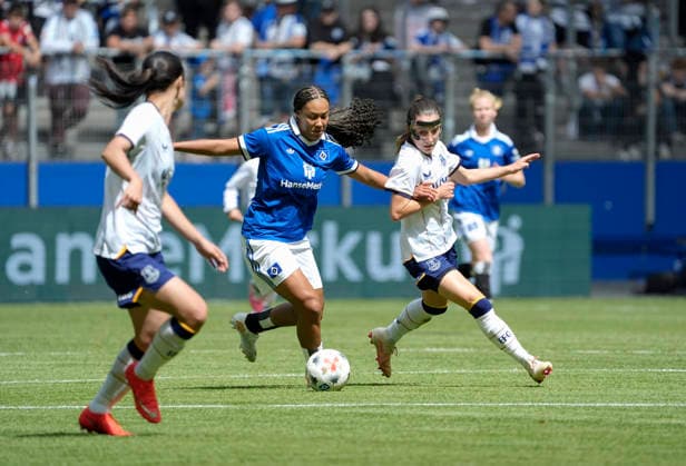 Foto : Melina KRÜGER am Ball (HSV) gegen Clare Whheler ( Everton ) HSV Saisoneröffnung am Sa. 01.08.2026 Fussball Testspiel der Damen Hamburger SV - FC Everton *** Photo: Melina KRÜGER on the ball during the HSV vs. Clare Wheeler Everton match; HSV season opener on Sat, Aug. 1, 2026; Women s soccer friendly between Hamburger SV and Everton FC