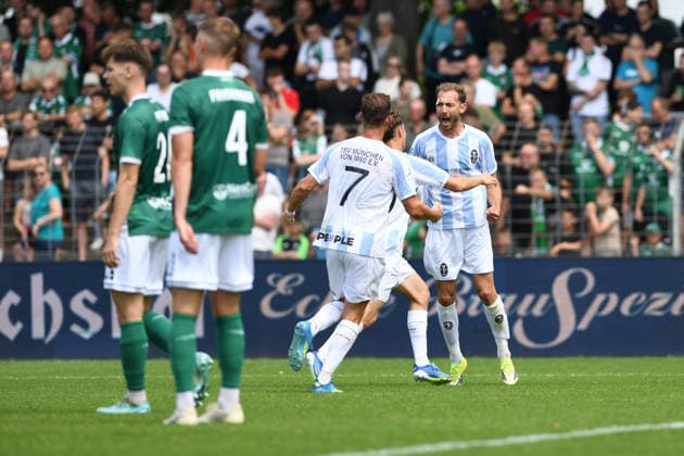 1. FC 1905 Schweinfurt vs. TSV 1860 Munich, Sachs-Stadion Football, Regionalliga Bayern 1. FC 1905 Schweinfurt vs. TSV 1860 Munich 1 Aug 2026 Sachs-Stadion , Schweinfurt, Germany Image: Max Christiansen (Munich) Scoring the 1:1 goal in the 36th minute and celebrating with his teammates. DFL REGULATIONS PROHIBIT ANY USE OF PHOTOGRAPHS AS IMAGE SEQUENCES AND OR QUASI-VIDEO Copyright: xPresseFotoxEvansx