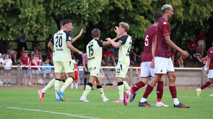 01.08.2026, xrekx, Fussball Testspiel, FC Metz - 1.FC Kaiserslautern v.l. Torjubel nach dem Tor zum celebrating the goal celebrate 0:1 durch Naatan Skyttä Skyttae (1.FC Kaiserslautern) (DFL DFB REGULATIONS PROHIBIT ANY USE OF PHOTOGRAPHS as IMAGE SEQUENCES and or QUASI-VIDEO) Metz *** August 1, 2026, xrekx, Soccer Friendly Match, FC Metz 1 FC Kaiserslautern v l Goal celebration after the goal scored by Naatan Skyttä Skyttae 0–1 for FC Kaiserslautern DFL DFB REGULATIONS PROHIBIT ANY USE OF PHOTOGRAPHS as IMAGE SEQUENCES and or QUASI-VIDEOEO Metz