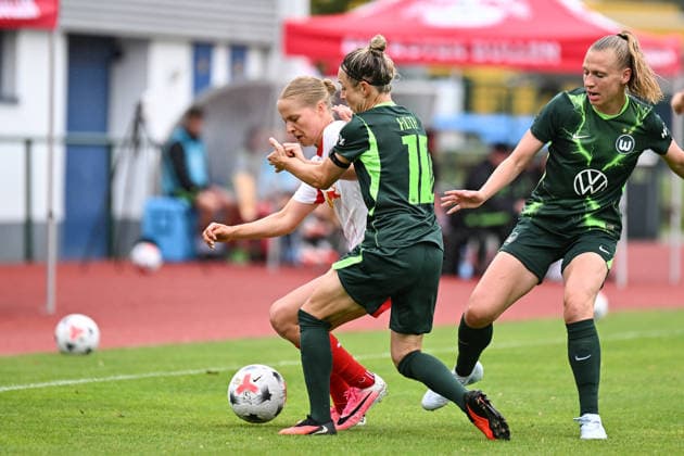 Fußball I Frauen I Saison 2026-2027 I Freundschaftsspiel I RB Leipzig - VfL Wolfsburg I 01.08.2026 Zweikampf Emilia Asgeirsdottir (8, Rasenballsport Leipzig), Svenja Huth (10, VfL Wolfsburg), Lieske Carleer (3, VfL Wolfsburg) Markranstädt Rasenplatz, Stadion am Bad Großfeld, Am Stadtbad 30 Sachsen Deutschland *** Soccer I Women I 2026–2027 Season I Friendly Match I RB Leipzig vs. VfL Wolfsburg I August 1, 2026, Tackle by Emilia Asgeirsdottir 8, Rasenballsport Leipzig, Svenja Huth 10, VfL Wolfsburg, Lieske Carleer 3, VfL Wolfsburg Markranstädt Grass Field, Stadion am Bad Großfeld, Am Stadtbad 30, Saxony, Germany Copyright: xLobeca InesxHähnelx