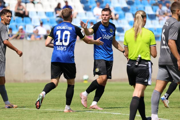 01.08.2026, Fussball, Herren, Testspiel, Saison 2026 2027, 1. FC Saarbrücken - US Thionville Lusitanos, Torjubel zum 1:1, Torschütze: Christian Kühlwetter (1. FC Saarbrücken), Mladen Cvjetinovic (1. FC Saarbrücken) Saarbrücken Ludwigsparkstadion Saarland Deutschland (DEU) *** August 1, 2026, Soccer, Men s, Friendly Match, 2026–2027 Season, 1 FC Saarbrücken vs. US Thionville Lusitanos, celebration of the 1–1 goal, goal scorer Christian Kühlwetter (1 FC Saarbrücken), Mladen Cvjetinovic (1 FC Saarbrücken), Saarbrücken, Ludwigsparkstadion, Saarland, Germany, DEU Copyright: xSebastianxBachx