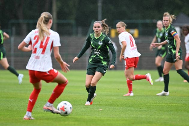 Fußball I Frauen I Saison 2026-2027 I Freundschaftsspiel I RB Leipzig - VfL Wolfsburg I 01.08.2026 Smilla Vallotto (14, VfL Wolfsburg) (m.) Freisteller, Nahaufnahme, Porträt, Portrait, Einzelfoto, Einzelbild, Körper Markranstädt Rasenplatz, Stadion am Bad Großfeld, Am Stadtbad 30 Sachsen Deutschland *** Soccer I Women s I 2026–2027 Season I Friendly Match I RB Leipzig vs. VfL Wolfsburg I August 1, 2026 Smilla Vallotto 14, VfL Wolfsburg, cutout, close-up, portrait, individual photo, single image, body, Markranstädt grass field, Stadion am Bad Großfeld, Am Stadtbad 30, Saxony, Germany Copyright: xLobeca InesxHähnelx