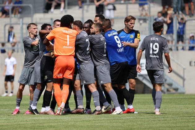 01.08.2026, Fussball, Herren, Testspiel, Saison 2026 2027, 1. FC Saarbrücken - US Thionville Lusitanos, Rudelbildung zwischen den beiden Mannschaften, Kai Brünker (1. FC Saarbrücken), Siemen Voet (1. FC Saarbrücken), Bridges Loumouamou (US Thionville Lusitanos), Muamer Aljic (US Thionville Lusitanos) Saarbrücken Ludwigsparkstadion Saarland Deutschland (DEU) *** August 1, 2026, Soccer, Men s, Friendly Match, 2026–2027 Season, 1 FC Saarbrücken vs. US Thionville Lusitanos, Players from both teams forming groups, Kai Brünker 1 FC Saarbrücken, Siemen Voet 1 FC Saarbrücken, Bridges Loumouamou US Thionville Lusitanos, Muamer Aljic US Thionville Lusitanos, Saarbrücken, Ludwigsparkstadion, Saarland, Germany, DEU Copyright: xSebastianxBachx