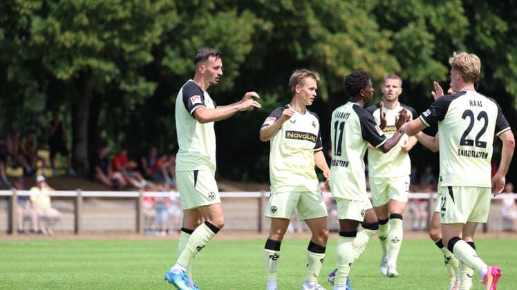 01.08.2026, xrekx, Fussball Testspiel, FC Metz - 1.FC Kaiserslautern v.l. Torjubel nach dem Tor zum celebrating the goal celebrate 0:2 durch Mergim Berisha (1.FC Kaiserslautern) (DFL DFB REGULATIONS PROHIBIT ANY USE OF PHOTOGRAPHS as IMAGE SEQUENCES and or QUASI-VIDEO) Metz *** August 1, 2026, xrekx, Soccer Friendly Match, FC Metz 1 FC Kaiserslautern v l Goal celebration after Mergim Berisha scored the 0–2 goal for FC Kaiserslautern DFL DFB REGULATIONS PROHIBIT ANY USE OF PHOTOGRAPHS as IMAGE SEQUENCES and or QUASI-VIDEO Metz