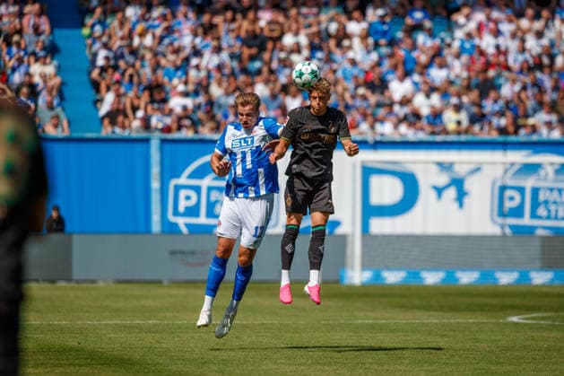 links Florian Carstens (Rostock) gegen Robin Hack (Gladbach) ; GER, FC Hansa Rostock vs. Borussia Mönchengladbach, Fußball, Männer, Testspiel, Spielzeit 2026 2027, 01.08.2026 Rostock Ostseestadion Mecklenburg - Vorpommern Deutschland *** left: Florian Carstens (Rostock) vs. Robin Hack (Gladbach) GER, FC Hansa Rostock vs. Borussia Mönchengladbach, soccer, men s, friendly match, 2026–2027 season, August 1, 2026, Rostock Ostseestadion, Mecklenburg-Western Pomerania, Germany