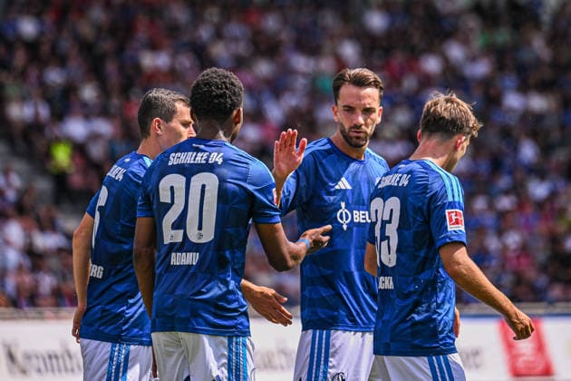 01.08.2026, Fussball, Saison 2026 2027, Testspiel, KSV Hessen Kassel - FC Schalke 04, Junior Adamu (FC Schalke 04) freut sich über das Tor zum 0:2, Kenan Karaman (FC Schalke 04) xRHR-FOTO YYx *** August 1, 2026, Soccer, 2026–2027 season, Friendly match, KSV Hessen Kassel vs. FC Schalke 04, Junior Adamu of FC Schalke 04 celebrates his goal to make it 0–2, Kenan Karaman of FC Schalke 04 xRHR PHOTO YYx Copyright: KROEGER RHR-FOTOx RHR-FOTO YY