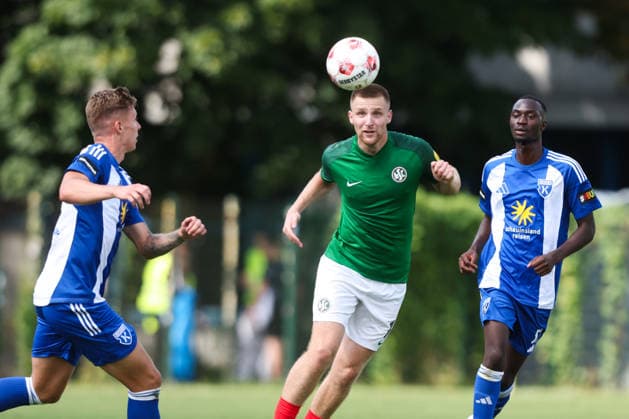 01.08.2026, Fussball, Herren, Regionalliga Nord, 1. Spieltag, HSC Hannover - BSV Kickers Emden Denis Vukancic (10 HSC Hannover) Ibrahim Touray (blau 57 BSV Kickers Emden) *** August 1, 2026, Soccer, Men s, Regionalliga Nord, Matchday 1, HSC Hannover vs. BSV Kickers Emden Denis Vukancic 10 HSC Hannover Ibrahim Touray (blue) 57 BSV Kickers Emden