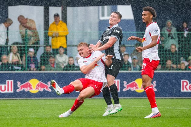 Conrad Harder (RB Leipzig, 09) geht zu Boden, Zweikampf, Duell, Kampf Dennis Waidner (SC Verl, 08), Tidiam Gomis (RB Leipzig, 27), RB Leipzig vs SC Verl, Fussball, Testspiel, Saison 2026 27, 01.08..2026,¨ RB Leipzig vs SC Verl, Fussball, Testspiel, Saison 2026 27, 01.08.2026 Leipzig *** Conrad Harder (RB Leipzig, 09) goes down; tackle, duel, battle; Dennis Waidner (SC Verl, 08), Tidiam Gomis (RB Leipzig, 27); RB Leipzig vs. SC Verl; soccer; friendly match; 2026–27 season, August 1, 2026, RB Leipzig vs. SC Verl, soccer, friendly match, 2026–27 season, August 1, 2026, Leipzig Copyright: xEibner-Pressefoto LauraxRoemerx EP_LRR