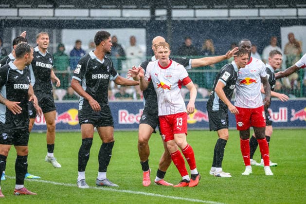 Nicolas Seiwald (RB Leipzig, 13) Zweikampf, Duell, Kampf Alem Japaur (SC Verl, 09) im Strafraum, RB Leipzig vs SC Verl, Fussball, Testspiel, Saison 2026 27, 01.08..2026,¨ RB Leipzig vs SC Verl, Fussball, Testspiel, Saison 2026 27, 01.08.2026 Leipzig *** Nicolas Seiwald, RB Leipzig, 13th tackle, duel, battle against Alem Japaur, SC Verl, 9th in the penalty area, RB Leipzig vs. SC Verl, soccer, friendly match, 2026–27 season, August 1, 2026, RB Leipzig vs. SC Verl, soccer, friendly match, 2026–27 season, August 1, 2026, Leipzig Copyright: xEibner-Pressefoto LauraxRoemerx EP_LRR