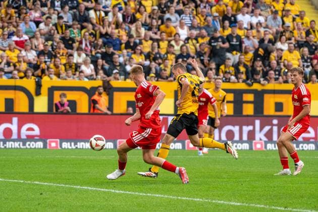 Fußball, Herren, Saison 2026 2027, Testspiel, Dynamo Dresden - 1. FC Union Berlin, v. l. Zeno van den Bosch (1. FC Union Berlin), Niklas Hauptmann (Dynamo Dresden) erzielt das Tor zum 1:1, Andras Schäfer (1. FC Union), 01.08. 2026, *** Soccer, Men s, 2026–2027 Season, Friendly Match, Dynamo Dresden vs. 1. FC Union Berlin, from left: Zeno van den Bosch (1. FC Union Berlin), Niklas Hauptmann (Dynamo Dresden) scores the goal to tie the game at 1–1, Andras Schäfer (1. FC Union), August 1, 2026, Copyright: xMatthiasxKochx