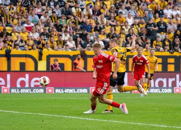 Fußball, Herren, Saison 2026 2027, Testspiel, Dynamo Dresden - 1. FC Union Berlin, v. l. Zeno van den Bosch (1. FC Union Berlin), Niklas Hauptmann (Dynamo Dresden) erzielt das Tor zum 1:1, 01.08. 2026, *** Soccer, Men s, 2026–2027 Season, Friendly Match, Dynamo Dresden vs. 1. FC Union Berlin, from left: Zeno van den Bosch (1. FC Union Berlin), Niklas Hauptmann (Dynamo Dresden) scores the goal to tie the game at 1–1, August 1, 2026, Copyright: xMatthiasxKochx