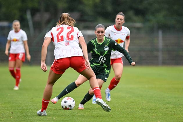 Fußball I Frauen I Saison 2026-2027 I Freundschaftsspiel I RB Leipzig - VfL Wolfsburg I 01.08.2026 Smilla Vallotto (14, VfL Wolfsburg) will mit dem Ball an Alieke Tuin (22, Rasenballsport Leipzig) vorbeiziehen Markranstädt Rasenplatz, Stadion am Bad Großfeld, Am Stadtbad 30 Sachsen Deutschland *** Soccer I Women I 2026–2027 Season I Friendly Match I RB Leipzig vs. VfL Wolfsburg I August 1, 2026 Smilla Vallotto 14, VfL Wolfsburg aims to pass Rasenballsport Leipzig with a pass to Alieke Tuin 22, Markranstädt Grass Field, Stadion am Bad Großfeld, Am Stadtbad 30, Saxony, Germany Copyright: xLobeca InesxHähnelx