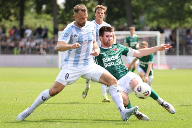 01.08.2026, Herren, Fussball, Saison 2026 2027, Regionalliga Bayern, 2. Spieltag: 1. FC Schweinfurt 1905 - TSV 1860 München Von links: Felix Weber (TSV 1860 München, 04) gegen Kevin Fery (FC Schweinfurt 05, 15) Schweinfurt Riedel-Bau-Arena im Sachs-Stadio Bayern Unterfranken Deutschland *** August 1, 2026, Men s Soccer, 2026–2027 Season, Bavarian Regional League, Matchday 2: 1 FC Schweinfurt 1905 vs. TSV 1860 Munich. From left: Felix Weber (TSV 1860 Munich), No. 04 against Kevin Fery of FC Schweinfurt No. 05, 15 Schweinfurt Riedel Bau Arena at Sachs Stadio, Bavaria, Lower Franconia, Germany