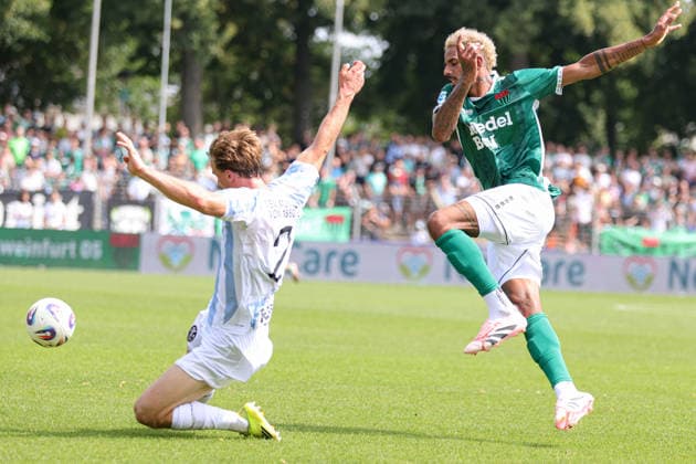 01.08.2026, Herren, Fussball, Saison 2026 2027, Regionalliga Bayern, 2. Spieltag: 1. FC Schweinfurt 1905 - TSV 1860 München Von links: Julian Bell (TSV 1860 München, 02) gegen Mike Dellinger (FC Schweinfurt 05, 10) Schweinfurt Riedel-Bau-Arena im Sachs-Stadio Bayern Unterfranken Deutschland *** August 1, 2026, Men s Soccer, 2026–2027 Season, Bavarian Regional League, Matchday 2: 1 FC Schweinfurt 1905 vs. TSV 1860 Munich. From left: Julian Bell (TSV 1860 Munich, No. 02) against Mike Dellinger (FC Schweinfurt 05, No. 10). Schweinfurt, Riedel Bau Arena at Sachs Stadio, Bavaria, Lower Franconia, Germany