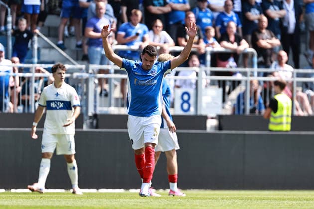 01.08.2026, xtvx, Fussball Testspiel, SV Darmstadt 98 - FC Portsmouth v.l. Regan Poole (FC Portsmouth) gibt Anweisungen, gestikuliert, mit den Armen gestikulieren gives instructions, gesticulates (DFL DFB REGULATIONS PROHIBIT ANY USE OF PHOTOGRAPHS as IMAGE SEQUENCES and or QUASI-VIDEO) Darmstadt *** August 1, 2026, xtvx, Soccer Friendly Match, SV Darmstadt 98 vs. FC Portsmouth, Regan Poole, FC Portsmouth gives instructions, gesticulates, gesticulates with his arms, gesticulates DFL DFB REGULATIONS PROHIBIT ANY USE OF PHOTOGRAPHS as IMAGE SEQUENCES and or QUASI-VIDEO Darmstadt