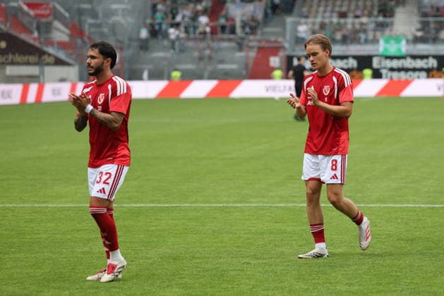 Energie bei der Erwärmung - 32 Leonardo Bittencourt (Energie Cottbus, l.) und 8 Lukas Michelbrink (Energie Cottbus) klatschen den Fans zu Fussball Testspiel 2026 2027 FC Energie Cottbus - SV Werder Bremen *** Energy during warm-ups: 32 Leonardo Bittencourt (Energie Cottbus), left, and 8 Lukas Michelbrink (Energie Cottbus) wave to the fans during a 2026–2027 soccer friendly match between FC Energie Cottbus and SV Werder Bremen