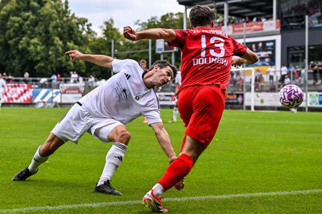 01.08.2026, GER, Fußball, Herren, RL Bayern, Saison 2026 2027, FC Memmingen vs SpVgg Ansbach Ben Müller (Ansbach, 24), Maximilian Dolinski (Memmingen, 13) Memmingen e-con ArenaPark Bayern Deutschland *** August 1, 2026, GER, Soccer, Men s, Bavarian Regional League, 2026–2027 Season, FC Memmingen vs. SpVgg Ansbach Ben Müller (Ansbach), 24, Maximilian Dolinski (Memmingen), 13, Memmingen, at ArenaPark, Bavaria, Germany Copyright: xNordphotox xHafnerx