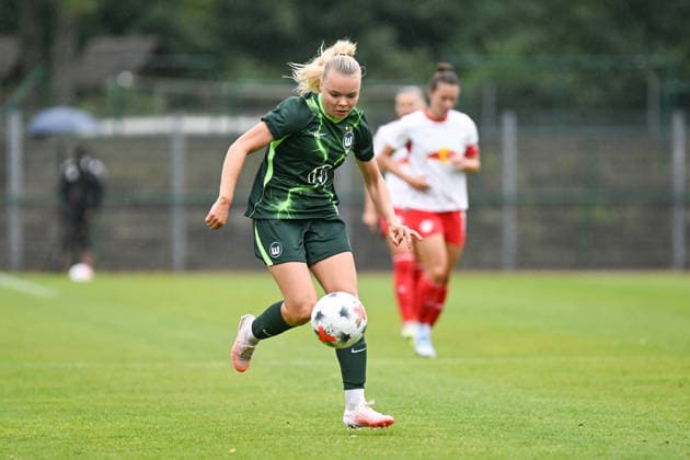 Fußball I Frauen I Saison 2026-2027 I Freundschaftsspiel I RB Leipzig - VfL Wolfsburg I 01.08.2026 Anny Kerim-Lindland (38, VfL Wolfsburg) mit Ball Freisteller, Nahaufnahme, Porträt, Portrait, Einzelfoto, Einzelbild, Körper Markranstädt Rasenplatz, Stadion am Bad Großfeld, Am Stadtbad 30 Sachsen Deutschland *** Soccer I Women s I 2026–2027 Season I Friendly Match I RB Leipzig vs. VfL Wolfsburg I August 1, 2026 Anny Kerim Lindland 38, VfL Wolfsburg with the ball, cutout, close-up, portrait, single photo, single image, body, Markranstädt grass field, Stadion am Bad Großfeld, Am Stadtbad 30, Saxony, Germany Copyright: xLobeca InesxHähnelx