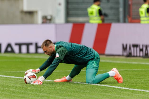 01.08.2026, GER, Testspiel, Saison 2026 2027), FC Energie Cottbus - SV Werder Bremen. Karl Hein (SV Werder Bremen 1) bei der Erwärmung Cottbus Stadion der Freundschaft Brandenburg Deutschland *** August 1, 2026, GER, Friendly Match, 2026–2027 Season, FC Energie Cottbus vs. SV Werder Bremen; Karl Hein, SV Werder Bremen 1, warming up at Cottbus Stadion der Freundschaft, Brandenburg, Germany Copyright: xnordphotoxGmbHx xTrienitzx