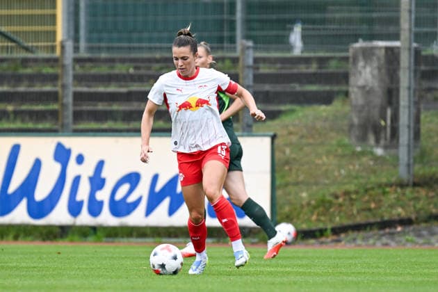 Fußball I Frauen I Saison 2026-2027 I Freundschaftsspiel I RB Leipzig - VfL Wolfsburg I 01.08.2026 Sandra Starke (13, Rasenballsport Leipzig) mit Ball Freisteller, Nahaufnahme, Porträt, Portrait, Einzelfoto, Einzelbild, Körper Markranstädt Rasenplatz, Stadion am Bad Großfeld, Am Stadtbad 30 Sachsen Deutschland *** Soccer I Women s I 2026–2027 Season I Friendly Match I RB Leipzig vs. VfL Wolfsburg I August 1, 2026 Sandra Starke 13, Rasenballsport Leipzig with ball (cutout), close-up, portrait, Single photo, single image, body Markranstädt grass field, Stadion am Bad Großfeld, Am Stadtbad 30, Saxony, Germany Copyright: xLobeca InesxHähnelx