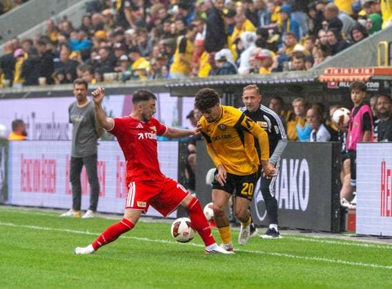 Fußball, Herren, Saison 2026 2027, Testspiel, Dynamo Dresden - 1. FC Union Berlin, v. l. Josip Juranovic (1. FC Union Berlin), Ben Bobzien (Dynamo Dresden), Trainer Mauro Lustrinelli (1. FC Union Berlin), 01.08. 2026, *** Soccer, Men s, 2026–2027 Season, Friendly Match, Dynamo Dresden vs. 1. FC Union Berlin, from left: Josip Juranovic (1. FC Union Berlin), Ben Bobzien (Dynamo Dresden), Coach Mauro Lustrinelli (1. FC Union Berlin), August 1, 2026, Copyright: xMatthiasxKochx