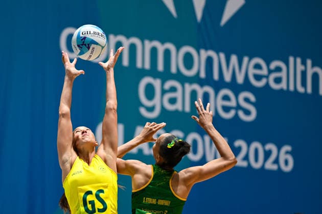 COM26 NETBALL, Cara Koenen of Australia competes for the ball with Shamera Sterling-Humphrey of Jamaica in the Semi-Final match between Australia and Jamaica of the Glasgow 2026 Commonwealth Games at The Hydro in Glasgow, Scotland, Wednesday, August 1, 2026. ( NO ARCHIVING, EDITORIAL USE ONLY Glasgow Scotland United Kingdom  Copyright: xLUKASxCOCHx 20260801199399573145