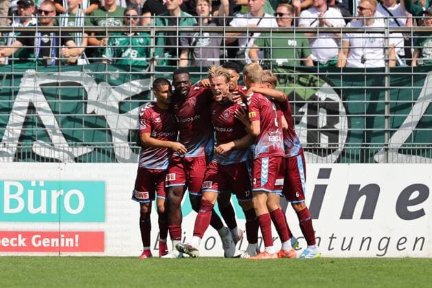 01.08.26, GER, Regionalliga Nord, Fussball, 1. Spieltag, Saison 2026 2027, Dietmar-Scholze-Stadion an der Lohmuehle, VfB Luebeck vs SC Weiche Flensburg Torjubel Jubel. Torschütze Torschuetze Kevin Ntika (SC Weiche Flensburg 08 05) jubelt ueber das Tor zum 1:1 Foto nordphoto GmbH Tauchnitz Luebeck Dietmar-Scholze-Stadion an der Lohmuehle SH Germany *** August 26, 2026, GER, Regionalliga Nord, Soccer, Matchday 1, 2026–2027 Season, Dietmar Scholze Stadium at the Lohmuehle, VfB Lübeck vs. SC Weiche Flensburg Goal celebration Cheering Goal scorer(s) Kevin Ntika SC Weiche Flensburg 08 05 celebrates the goal that tied the game at 1–1 Photo: nordphoto GmbH Tauchnitz Lübeck Dietmar Scholze Stadium an der Lohmuehle, SH, Germany Copyright: xnordphotoxGmbHx xTauchnitzx